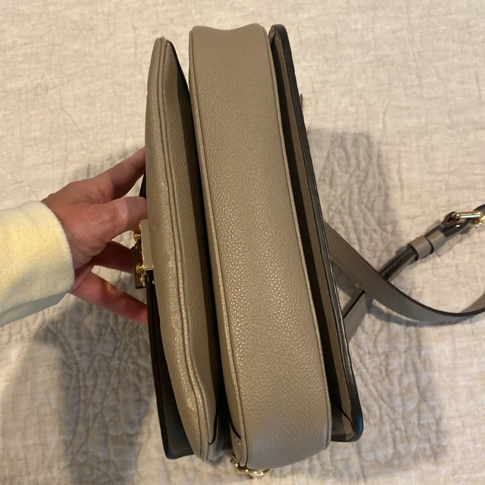 Louis Vuitton Pochette Metis Monogram Women Bag